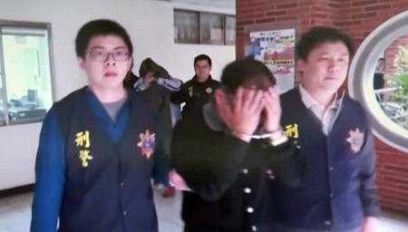 Nghi phạm Tài (trước) và Chừng bị cảnh sát hình sự Đài Loan bắt giữ. Ảnh: TVBS.