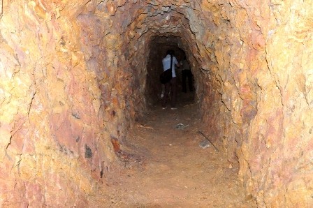 Bên trong đường hầm ông Liếc đào.