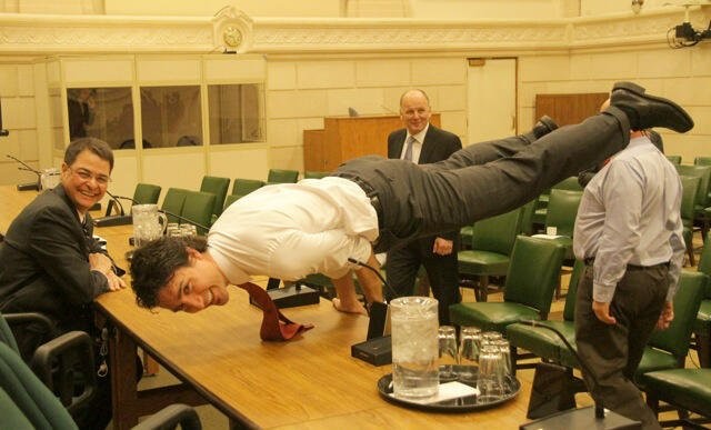 Bức ảnh từ năm 2013 chụp ông Trudeau thể hiện một động tác yoga khó. Ảnh: Twitter.