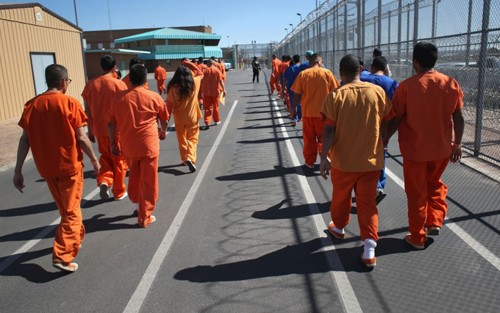 Các tù nhân bên trong trại giam Theo Lacy, bang California, Mỹ. Ảnh: USCD.