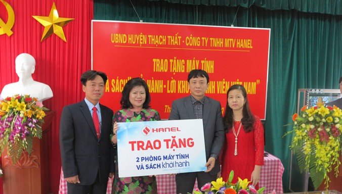 Bà Bùi Thị Hải Yến - Phó Tổng giám đốc Hanel tặng sách cho đại diện trường THCS Cao Bằng và THCS Bình Yên.
