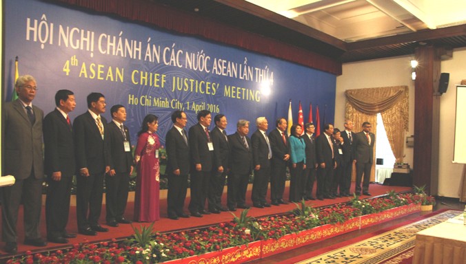 Các đại biểu dự Hội nghị Chánh án các nước ASEAN lần 4. Ảnh: Tân Châu.