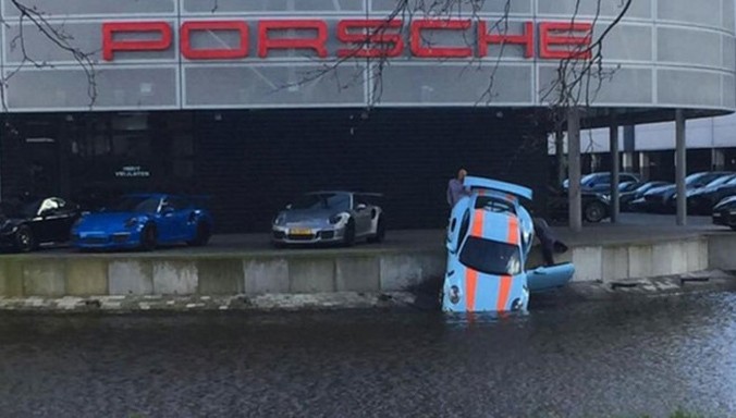 Phần đầu của chiếc Porsche 911 GT3 RS nằm dưới nước ngay bên ngoài đại lý tại Hà Lan. Ảnh: Autoevolution.
