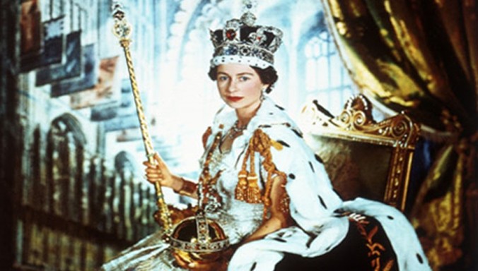 Nữ hoàng Elizabeth II trong lễ đăng quang vào giữa năm 1953, với đầy đủ báu vật thiết yếu gồm Vương miện, Vương trượng và Quả cầu Hoàng gia.