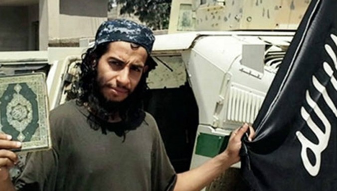 Salah Abdeslam với cuốn kinh Coran và lá cờ đen của IS.