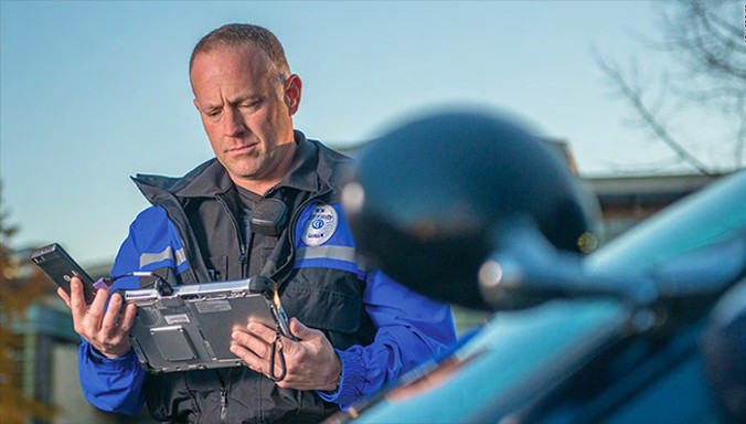Cảnh sát sử dụng thiết bị của Cellebrite để lấy dữ liệu từ một chiếc điện thoại.