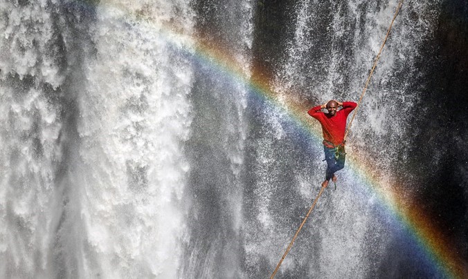 Trong bức ảnh chụp tại thác Cachoeira da Fumaca, hay còn gọi là thác Smoke ở Ponte Nova, Minas Gerais, Brazil, Riginaldo Gomes như đang đứng trên cầu vồng.