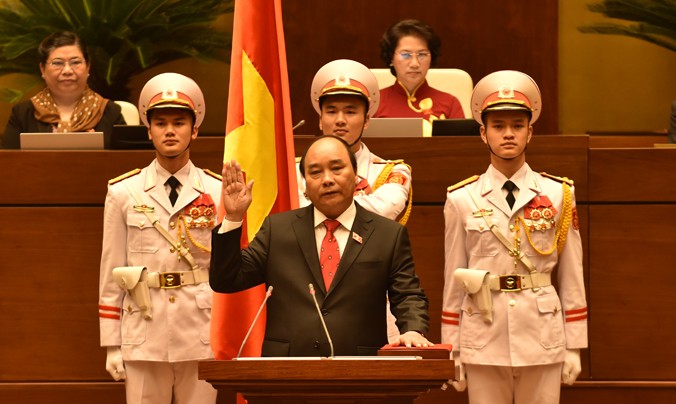 Tân Thủ tướng Chính phủ Nguyễn Xuân Phúc tuyên thệ sau khi được Quốc hội bầu ngày 7/4. Ảnh: Như Ý.