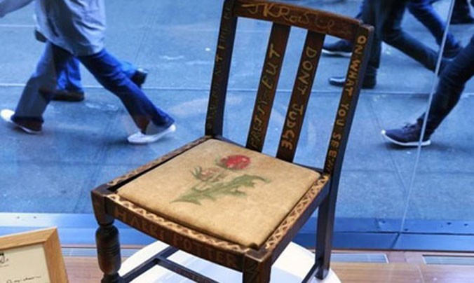 Mua ghế cũ của tác giả Harry Potter với giá... 9 tỉ đồng
