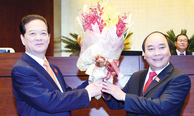 Tân Thủ tướng Nguyễn Xuân Phúc tặng hoa cho nguyên Thủ tướng Nguyễn Tấn Dũng. Ảnh: Như Ý.