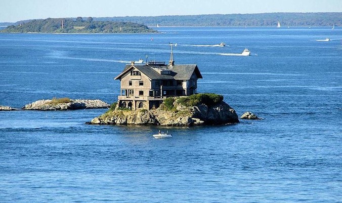 Nằm trên một hòn đảo ở vịnh Narragansett (đảo Rhode, Mỹ), ngôi nhà 3 tầng được xây dựng từ năm 1905. Chủ nhà khi ấy là ông Joseph Lovering Wharton đã sử dụng vật liệu chính là đá và gỗ tuyết.