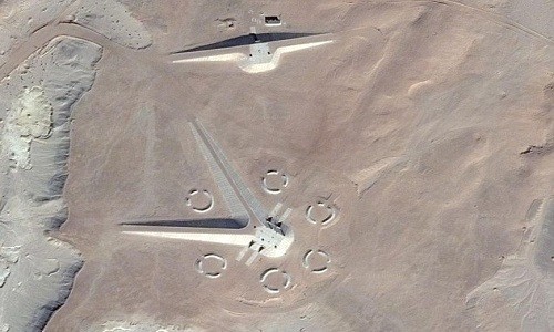 Công trình lạ giữa sa mạc được phát hiện qua bản đồ Google Earth.