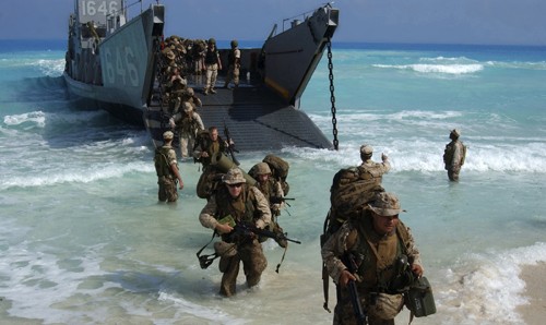 Đơn vị Thủy quân lục chiến Viễn chinh Mỹ số 13 diễn tập đổ bộ lên bờ biển. Ảnh: US Navy.