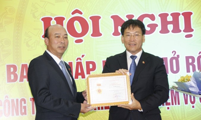 Ông Lê Minh Chuẩn - Bí thư Đảng ủy - Chủ tịch HĐTV Tập đoàn TKV (bên trái) nhận Kỷ niệm chương vì sự nghiệp Nội chính Đảng.