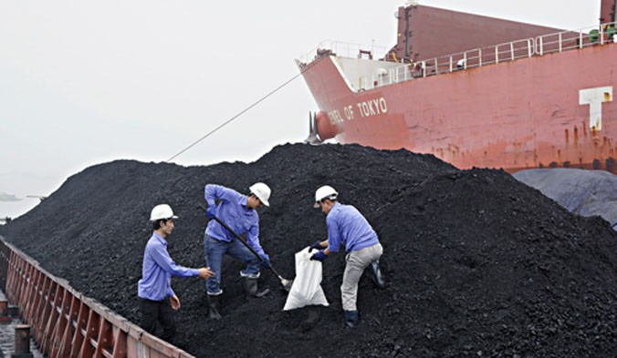 Giám định than nhập khẩu tại “cảng” chuyển tải Hòn Nét- Quảng Ninh.