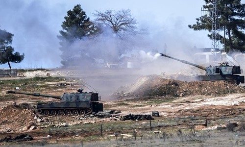 Pháo của Thổ Nhĩ Kỳ từ Kilis khai hỏa về phía Syria ngày 16/2. Ảnh: AFP.