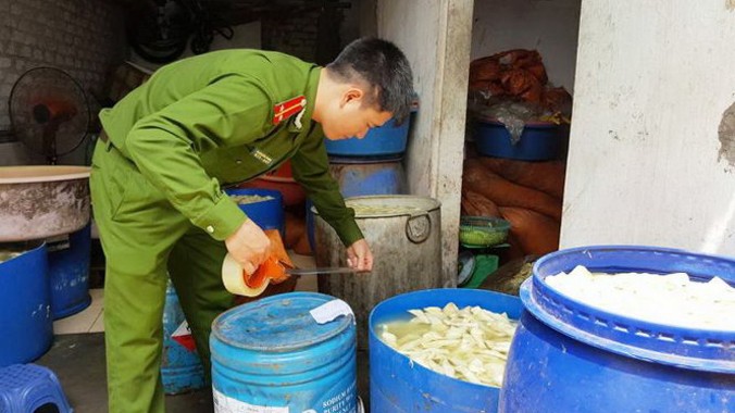 Cơ quan chức năng phát hiện việc sử dụng chất cấm Vàng ô để tẩm măng ở Đà Nẵng, Nghệ An.