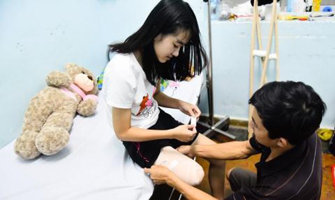 Nữ sinh Lê Thị Hà Vi và Bố tại bệnh viện Chỉnh hình và phục hồi chức năng.
