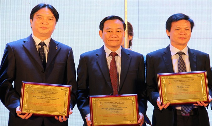 Đại diện Bảo tàng Dân tộc học Việt Nam (ngoài cùng bên trái) nhận giải thưởng Bảo tàng được yêu thích nhất 2015.