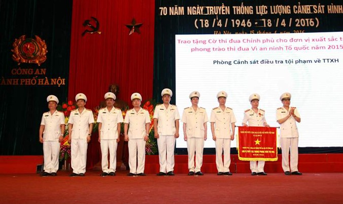 Trung tướng Đỗ Kim Tuyến, Phó Tổng cục trưởng Tổng cục Cảnh sát – Bộ Công an trao các danh hiệu cho tập thể, cá nhân có thành tích xuất sắc.