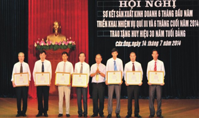 Đồng chí Phạm Hồng Thanh (đứng thứ 2 từ trái sang) nhận Bằng khen Bộ Công thương.