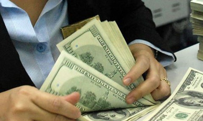 Tiền gửi ra nước ngoài của người Việt tăng đột biến lên 7,3 tỷ USD.