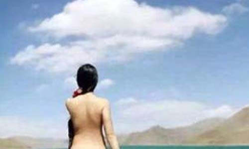 Thiếu nữ khỏa thân và ăn mặc mát mẻ tạo dáng trước hồ Yamdrok. Ảnh:Shanghaiist.
