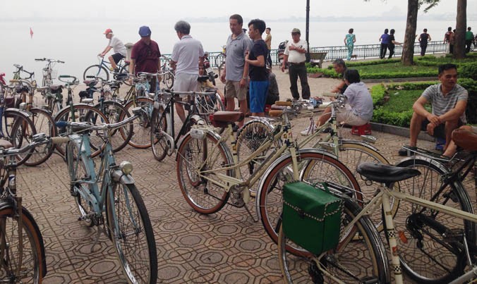 Những người yêu xe đạp cổ say sưa bàn tán, chia sẻ kinh nghiệm.