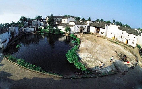 Hồ âm dương - trung tâm của ngôi làng. Ảnh: Blog.sina.
