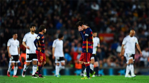 Barca và Messi chưa thể phanh lại đà sa sút. Ảnh: Reuters.