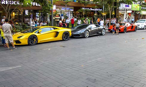 Bộ ba Lamborghini cùng Rolls-Royce Ghost và cMercedes S500L độ Wald Black Bison xuất hiện trên con phố trung tâm Sài Gòn.