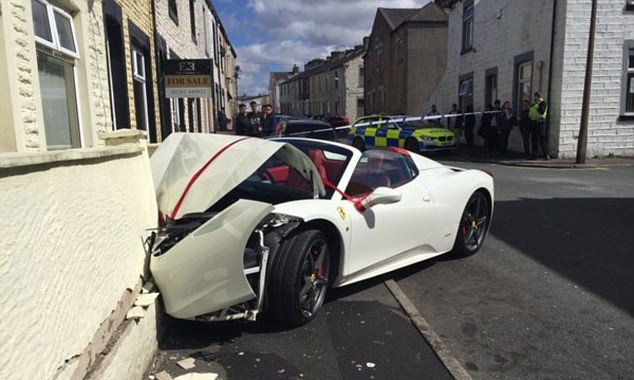 Chiếc Ferrari trở thành xe cưới và xe tai nạn chỉ trong một ngày. Ảnh: Daily Mail.