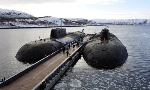 Hai tàu ngầm hạt nhân trang bị tên lửa hành trình Nga hồi tháng ba đậu tại một căn cứ ở phía bắc nước này. Ảnh: Tass.