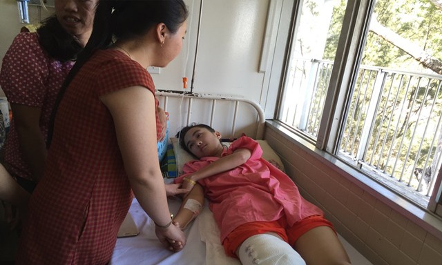 Nữ sinh bị cưa chân oan Lê Thị Hà Vi khi còn điều trị tại Bệnh viện Chợ Rẫy TPHCM. Ảnh: Quốc Ngọc.