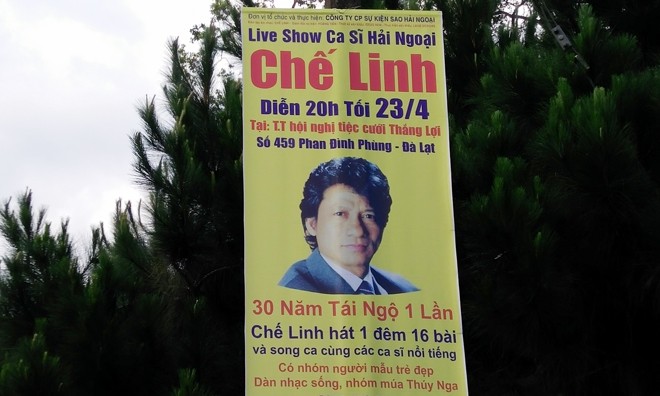 Băng rôn quảng cáo đêm nhạc ca sĩ Chế Linh.