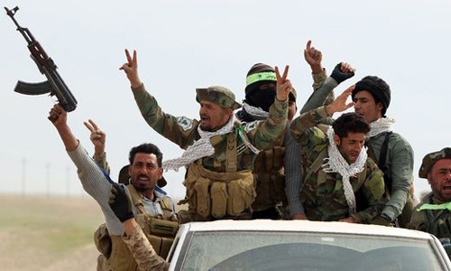 Các chiến binh người Shiite ở Iraq lái xe qua sa mạc Samarra, trong chiến dịch nhằm tái chiến các khu vực bị IS kiểm soát Samarra, ngày 3/3. Ảnh: AFP.
