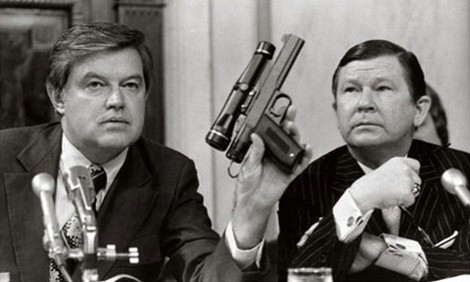 Charles Senseney (bìa trái) tại phiên điều trần Hội đồng Tình báo Quốc gia Mỹ năm 1975.