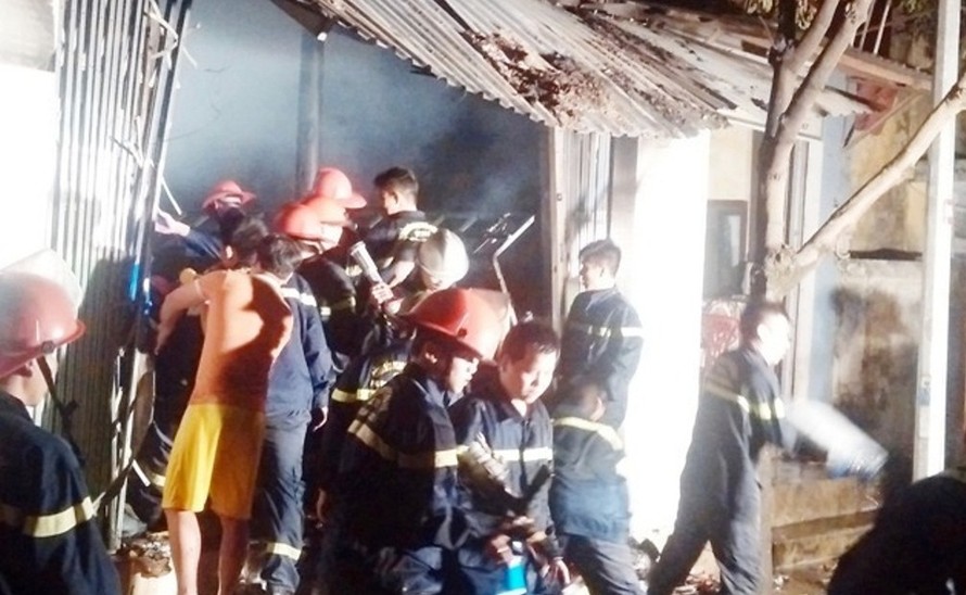 Lực lượng chức năng nỗ lực khống chế đám cháy, ngăn hỏa hoạn lan ra cả khu phố Chi Lăng, thành phố Huế.