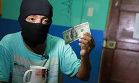 Geraldo Chavez và tờ USD giả.
