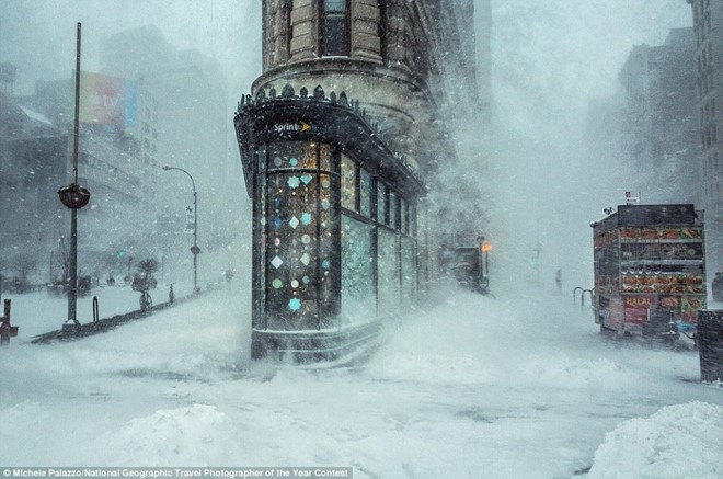 Nhiếp ảnh gia Michele Palazzo ghi lại hình ảnh tòa nhà Flatiron ở New York (Mỹ) khi thành phố chìm trong bão tuyết Jonas.