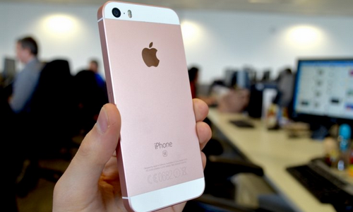 iPhone SE màu Rose Gold.