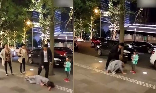 Người đàn ông đánh vợ ngay giữa phố, trước mặt cô con gái nhỏ. Ảnh: Shanghaiist.