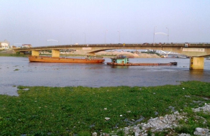 Cầu Non Nước, nơi nữ sinh T gieo mình xuống sông Đáy tự tử.