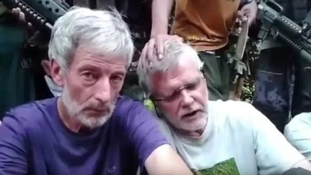 John Ridsdel (phải) trong video đòi tiền chuộc của phiến quân. Ảnh: Globalnews.