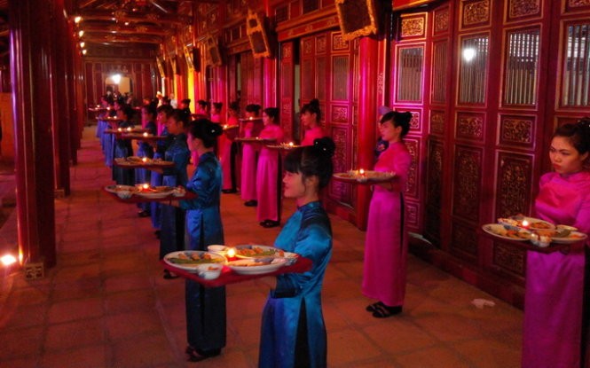 Tái hiện một bữa ngự yến của triều Nguyễn tại Fesstival Huế 2014. Ảnh: Tuổi trẻ