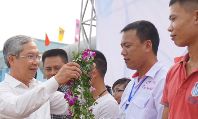Ông Mai Tuấn Anh – Tổng Giám đốc VEC trao hoa và quà cho các khách hàng đặc biệt.