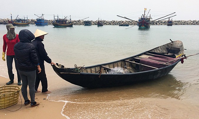 Sáng 28/4, ngư dân xã Kỳ Lợi (Kỳ Anh, Hà Tĩnh) tiếp tục ra khơi đánh bắt cá.