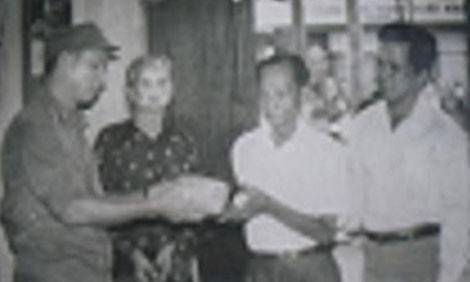 Thiếu tướng Trần Hải Phụng (ngoài cùng bên trái) - nguyên Tư lệnh biệt động Sài Gòn, thăm những chiến sĩ biệt động của dòng họ Trần sau ngày giải phóng, người bên phải ảnh là ông Trần Nhương.