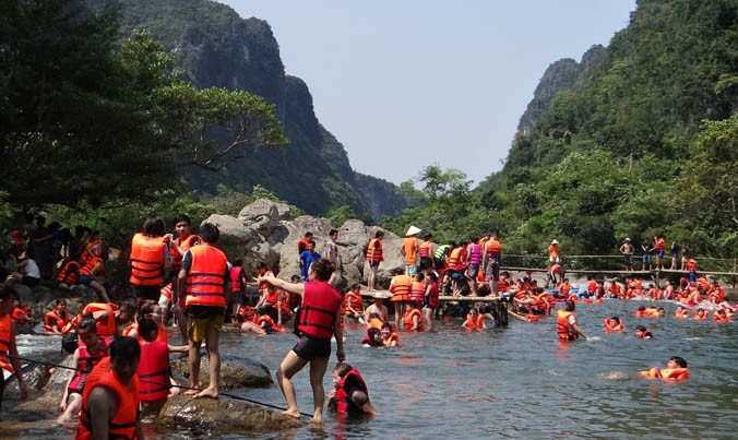 Các điểm du lịch sông suối ở Phong Nha - Kẻ Bàng kín người.