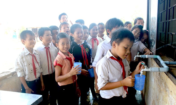 Học sinh trường tiểu học Lê Hồng Phong uống nước sạch.